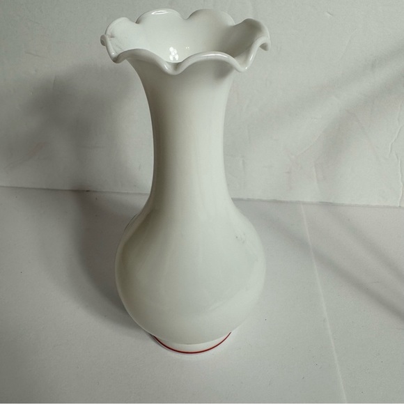 Vintage Westmoreland Milk Glass vase with hand painted Red Roses, Bows & Hearts - Picture 6 of 11